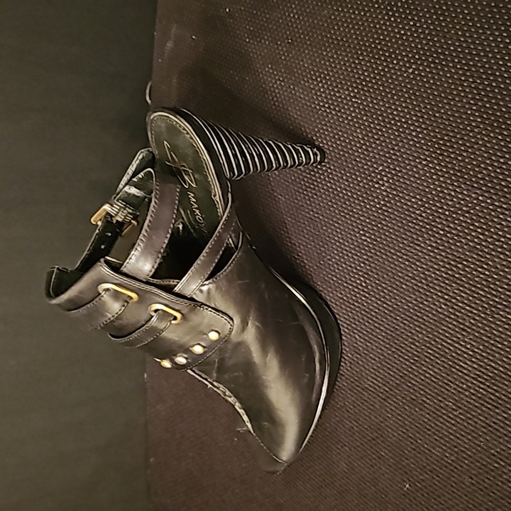 B. Makowsky Black Leather Shoes - Picture 3 of 5